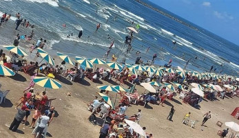 إنقاذ 38 حالة من الغرق وتسليم 77 طفلًا تائهًا إلى ذويهم في رأس البر