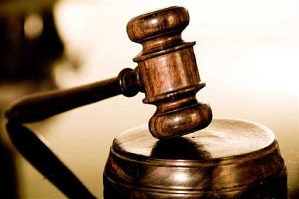 قتلوا عاملا وألقوا جثته على الطريق بقنا.. إحالة أوراق 3 بينهم ربة منزل للمفتي