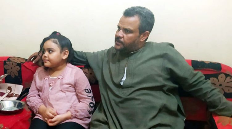 الطفلة الخارقة في الأقصر.. "حبيبة" تأكل الزجاج ومعدتها تصهر الحديد
