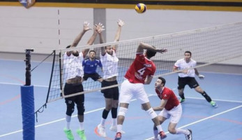 "خناقة" بين اللاعبين.. إيقاف لقاء طائرة الزمالك والأهلي بنهائي كأس مصر