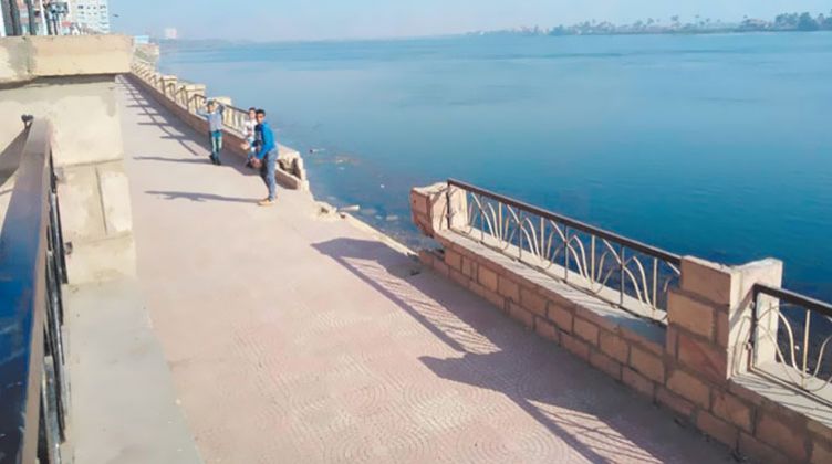 كورنيش نجع حمادى تكلف 10 ملايين جنيه وبدأ فى الانهيار