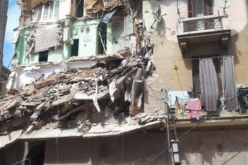 انهيار عقار بالعطارين في الإسكندرية.. والبحث عن سكان تحت الأنقاض (صور)