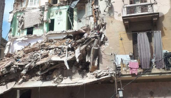 انهيار عقار بالعطارين في الإسكندرية.. والبحث عن سكان تحت الأنقاض (صور)