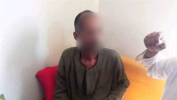 ضبط عاطل انتحل صفة مسئول بمبادرة حياة كريمة بـ قنا.. صور