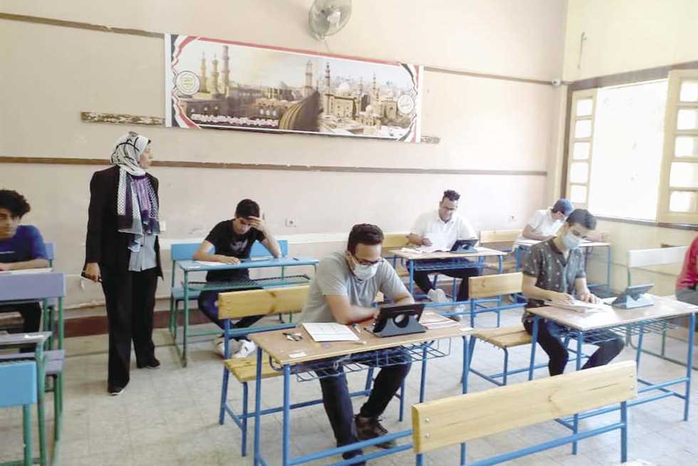طلاب الثانوية العامة يؤدون امتحان اللغه الأولي والتفاضل والتكامل من المنزل
