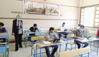 طلاب الثانوية العامة يؤدون امتحان اللغه الأولي والتفاضل والتكامل من المنزل