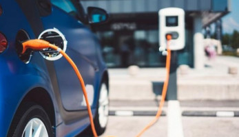 حظر مبيعات السيارات والشاحنات العاملة بالديزل والبنزين خلال 2030