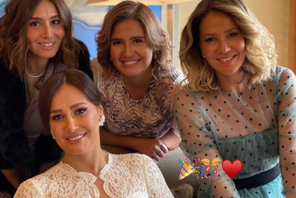 «حياة أختي الشخصية خط أحمر».. هنا شيحة تنفعل على مذيعة في مهرجان أسوان
