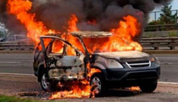 بسبب ارتفاع درجة الحرارة.. تفحم سيارة ملاكي في السلام