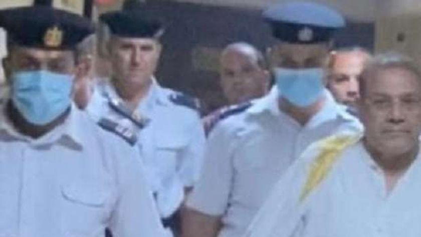 «أسمنت سينا» تتجاهل ذكر اسم «حسن راتب» وتكتفي بـ«عضو مجلس إدارة»