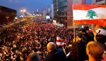 قطع طرق وأعمال عُنف في لبنان احتجاجًا على اعتذار الحريري