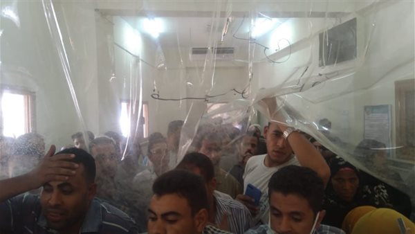 صور.. بسبب بطء سيستم «شحن العدادات».. زحام شديد بـ «كهرباء سوهاج»