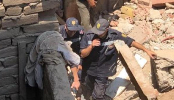 انتشال سيدة على قيد الحياة من أسفل أنقاض عقار الوراق