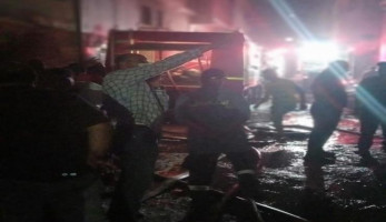 بالصور.. السيطرة على حريق في مصنع منسوجات بشبرا الخيمة