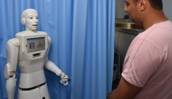 "شمس" ممرضة آلية تتحدث العربية وتسجل بيانات المريض أحدث ابتكار لجامعة عين شمس