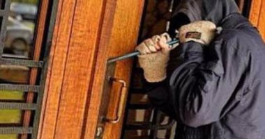 حبس عاطل بتهمة سرقة شاشة عرض وهاتف من شقة بالمعصرة