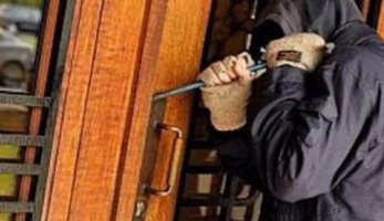 حبس عاطل بتهمة سرقة شاشة عرض وهاتف من شقة بالمعصرة