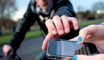 نيابة عابدين تأمر بحبس عاطل 4 أيام لاتهامه بسرقة هواتف المواطنين