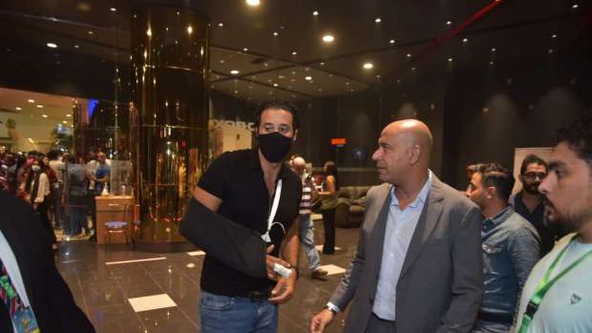 أحمد السعدني يظهر بكسر في يده خلال العرض الخاص لفيلم «200 جنيه»