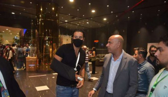 أحمد السعدني يظهر بكسر في يده خلال العرض الخاص لفيلم «200 جنيه»