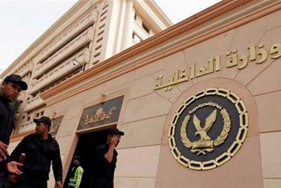 فيديو بيع ملابس داخلية بألفاظ خادشة للحياء بعربات المترو .. الأمن يكشف ملابسات الواقعة