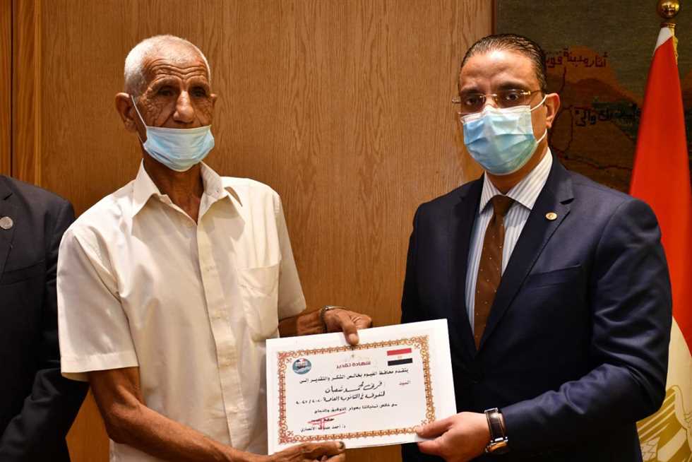 في عمر 73 عامًا.. محافظ الفيوم يكرم أكبر طالب حصل على شهادة الثانوية العامة