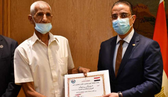 في عمر 73 عامًا.. محافظ الفيوم يكرم أكبر طالب حصل على شهادة الثانوية العامة