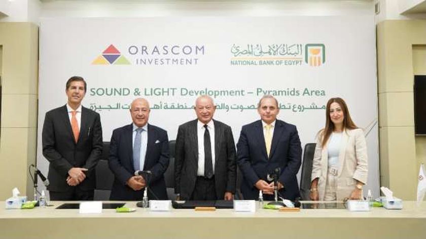 البنك الأهلي يوقع اتفاقية تمويل مع «أوراسكوم» لتطوير عروض الصوت والضوء