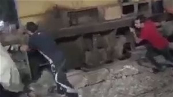 مصدر يكشف حقيقة تحريك الصعايدة جرار قطار بعد تعطله على مزلقان منفلوط بأسيوط | فيديو