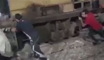 مصدر يكشف حقيقة تحريك الصعايدة جرار قطار بعد تعطله على مزلقان منفلوط بأسيوط | فيديو