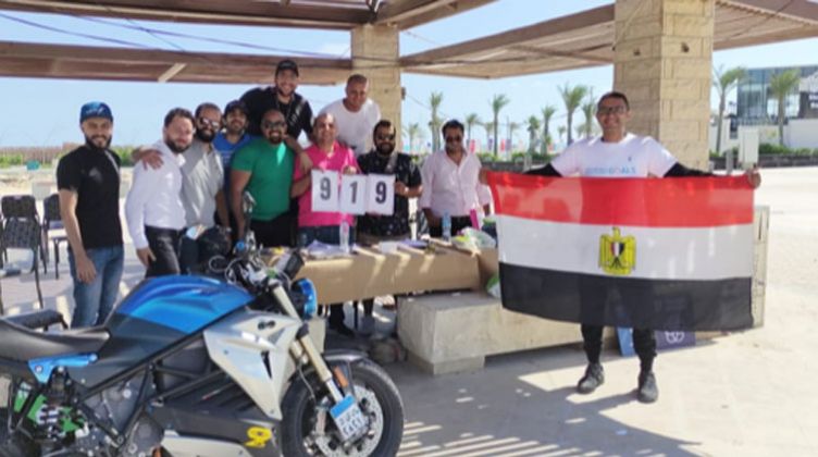 صور.. المغامر المصري علي عبده ينجح في تسجيل رقم قياسي بموسوعة جينيس
