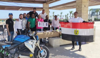 صور.. المغامر المصري علي عبده ينجح في تسجيل رقم قياسي بموسوعة جينيس