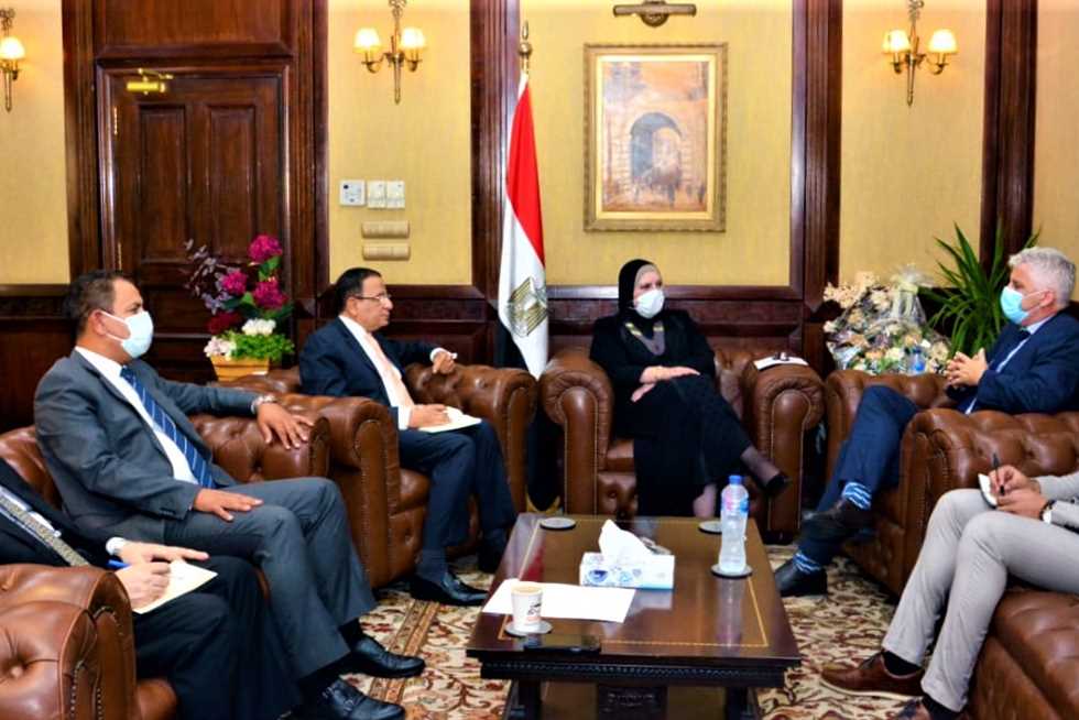 وزيرة الصناعة تبحث مع شركة ملابس أمريكية كبرى ضخ استثمارات بالسوق المصرية