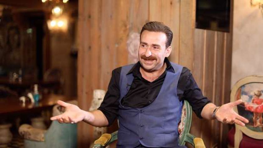 آلام شديدة تداهم نضال الشافعي بعد جراحة القولون