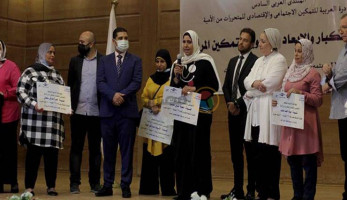 فرحة ودموع.. مشاهد من حفل تكريم المُتحررات من الأمية (معايشة)