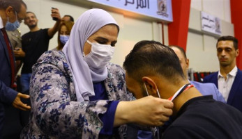وزيرة التضامن تكرم الفريق الفائز فى بطولة الدورى الرياضى للمتعافين من الإدمان