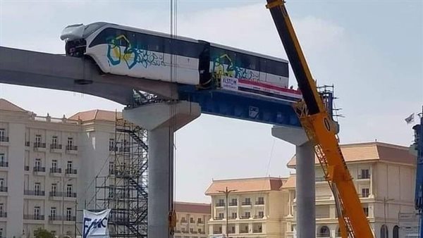 القومية للأنفاق تبدأ تركيب قطارات المونوريل على السكة