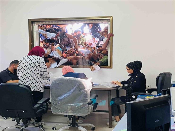 ليست في مصر.. صاحبة صورة «شباك الموظفين» في غزة تروي كواليسها