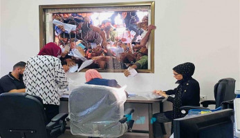 ليست في مصر.. صاحبة صورة «شباك الموظفين» في غزة تروي كواليسها