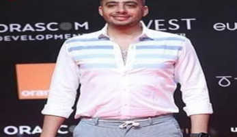 "أستك منه فيه".. سخرية من رباط بنطلون عصام السقا بإطلالته في ثاني أيام الجونة