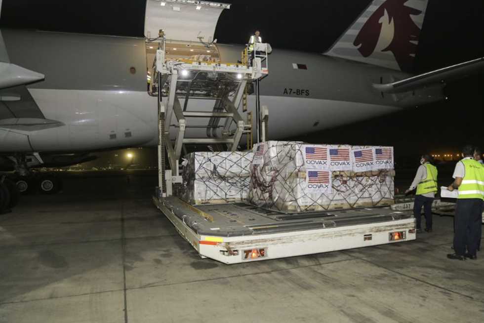 وصول 1.6 مليون جرعة جديدة من لقاح فايزر ضد فيروس كورونا إلى مطار القاهرة