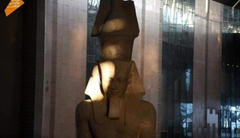 للعام الثالث على التوالي .. شعاع الشمس يشرق على وجه تمثال رمسيس الثاني