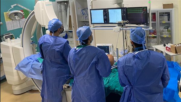 نجاح أول قسطرة طرفية لعلاج انسداد الشرايين بمجمع الإسماعيلية الطبي