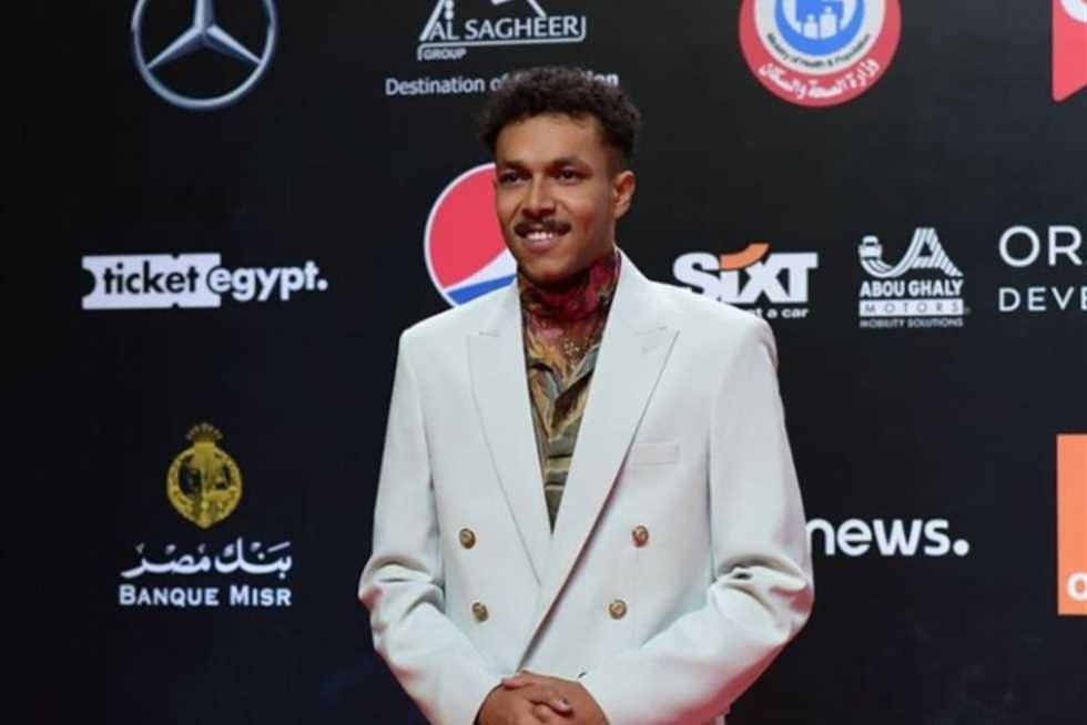 فيديو صادم.. ويجز يضرب صحفيًا خلال العرض الخاص لفيلم «فرق خبرة»