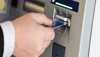 مصادر: "المركزي" يدرس مد إيقاف تحصيل الرسوم والعمولات على السحب من ماكينات ATM