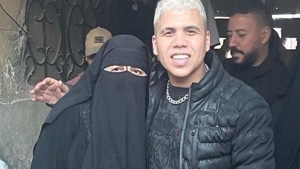 ظهرت منتقبة.. عمر كمال ينشر صورة مع والدته