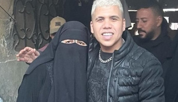 ظهرت منتقبة.. عمر كمال ينشر صورة مع والدته