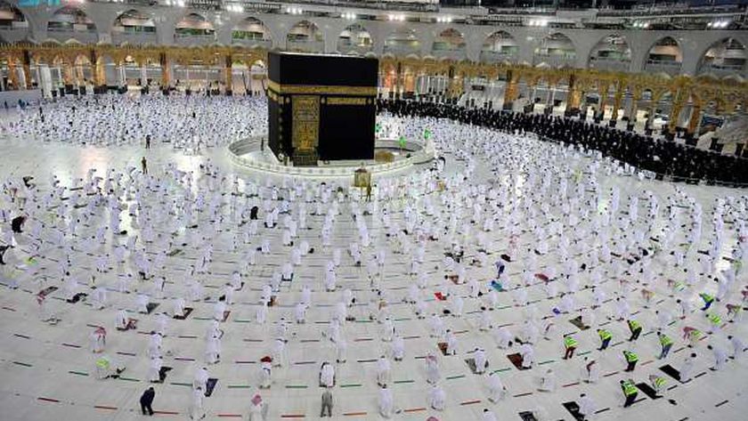 السعودية تعيد التباعد بين المصلين والمعتمرين في الحرمين