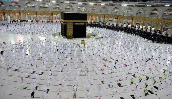 السعودية تعيد التباعد بين المصلين والمعتمرين في الحرمين