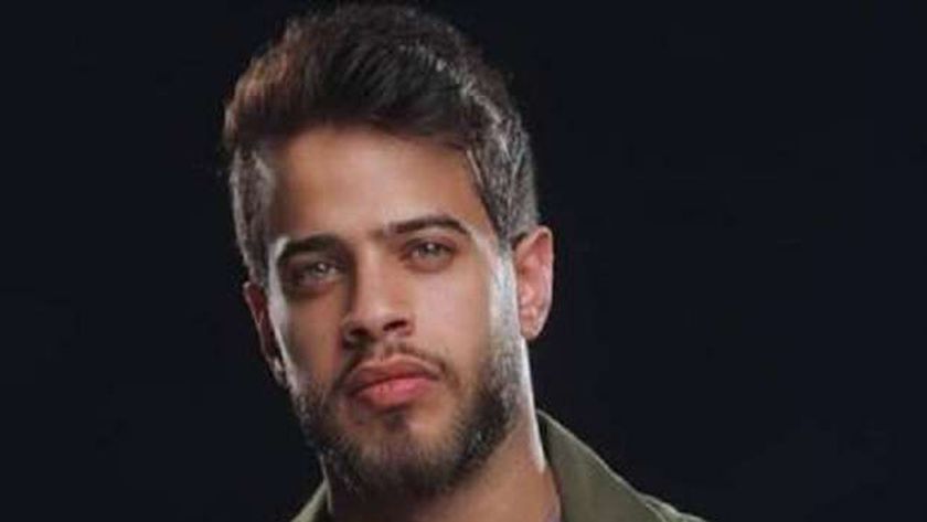 أدهم نابلسي يؤم المصلين بعد إعلان اعتزاله الغناء «صورة»